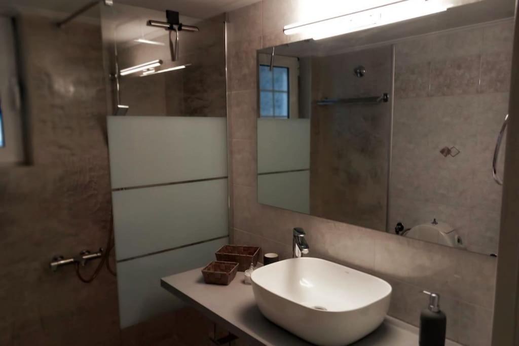 Aggeliki's Place Detached With Yard/parking *